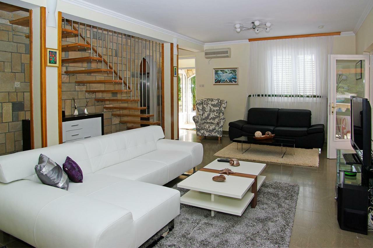 Waterfront Villa With Pool Вела-Лука Экстерьер фото